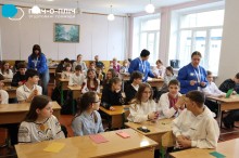 Майстер-клас з виготовлення та оздоблення Великодніх свічок з вощини  у Ружині . Учні сидять за партами у класі.