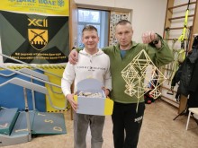 Захисники виготовляють Різдвяних павуків з соломи