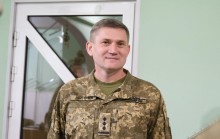 Військовослужбовець у формі стоїть біля дверей