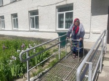 Мешканка використовує пандус для виходу на прогулянку