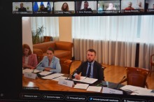 Представники Міністерства на нараді. Сидять за столом. Заслуховують представників обласних адміністрацій.