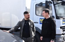 Юрій Ключка та Вадим Бойченко стоять біля переданих для військових автомобілів