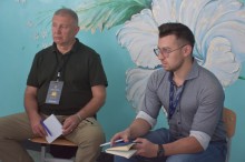 Представники робочої наради сидять на стільцях.