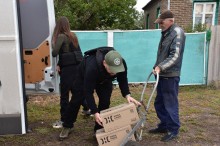 Мешканці Андріївської громади на Донеччині отримують гуманітарну допомогу від військових та волонтерів
