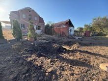 Вирва від російськької бомби на подвір'ї