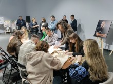 Учасники акції розмальовують сумки-шопери власним образом Козака Мамая