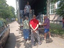 Видача благодійної допомоги з автівки