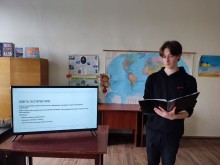 Студент коледжу виступає на заході