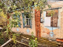 Пошкоджений одноповерховий будинок