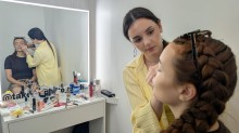 Візажист робить дівчині мейкап