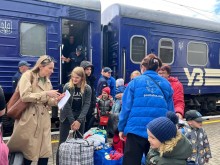 Волонтери зустрічають людей з потяга