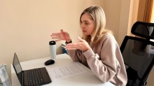Спікерка заходу Євгенія Посунько за ноутбуком спілкується з учасниками тренінгу