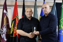 Вадим Філашкін вручає нагороду начальнику ГУНП у Донецькій області, полковнику Миколі Матвієнку