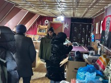 Екскурсія до благодійного фонду «Серце янголів». Поруч спальники, плащі, водолазки та інші необхідні речі для захисників.