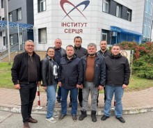 Представники Маріупольського району біля будівлі Інституту серця