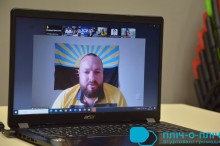 Директор ДЮСШ міста Покровська Ігор Юркін на онлайн нараді? позаду нього прапор Донеччини.