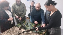 Слухачі під час відпрацювання практичних навичок зі складання та розбирання зброї. Заняття проходить у співпраці з Дніпропетровським обласним центром підготовки населення до національного спротиву.