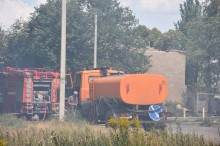 Рятувальники гасять пожежу та розбирають завали після ворожого обстрілу