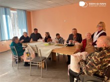 Заступник начальника Часовоярської міської військової адміністрації Руслан Прийменко спілкується з ветеранами.