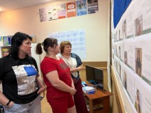 Краматорська РДА "Акція в підтримку жінок, які знаходяться в полоні рф", жінки розглядають матеріали виставки