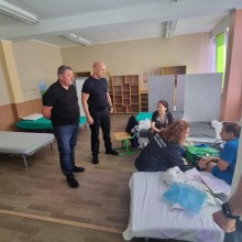 Вадим Філашкін та волонтери оглядають умови утримання переміщених осіб в хабі