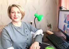 Очільниця методичного центру культури Наталя Армяновська за ноутбуком