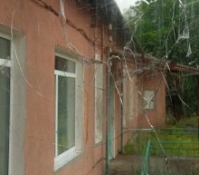 Пошкоджений будинок через ворожий обстріл