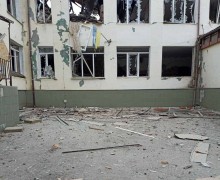 Зруйнований окупантами освітній заклад з вибитими вікнами
