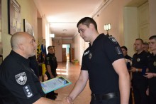 Микола Матвієнко вручає правоохоронцю подяку