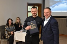 Володимир Мицик вручає грамоту