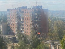 Пожежа у багатоповерховому будинку через ворожий обстріл