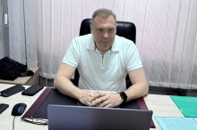 Керівник робочої групи Олександр Шевченко за столом