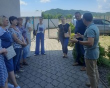 Переміщені особи та представники Служби зайнятості під час візиту на швейну фабрику «ТРІО» на Закарпатті.