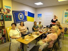 Учасниці клубу «Золотий вік», який створений у центрі підтримки переселенців «ЯМаріуполь» у м. Запоріжжя беруть участь у тематичному вечорі.