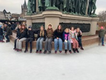 Діти з Добропільської громади на льодовій ковзанці в центрі Кьольна під час зимових розваг у межах новорічної ініціативи.