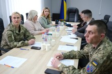 Перше засідання нового складу координаційної ради з питань утвердження української національної та громадянської ідентичності. Учасники засідання сидять за столом.