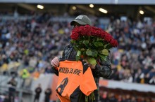 Захисник тримає квіти та футболку з написом "Виходь за мене"