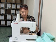Жінка шиє адаптивний одяг для поранених захисників