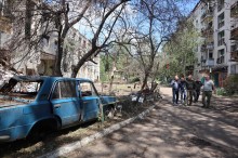 Вадим Філашкін із представниками структурних підрозділів облдержадміністрації та керівництвом Святогірської громади оглядає місце обстрілу.
