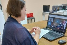 Спікерка заходу за ноутбуком під час семінару