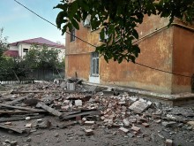 Пошкоджений будинок після ворожого обстрілу