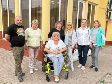 Представники облдержадміністрації з пацієнткою на території центру