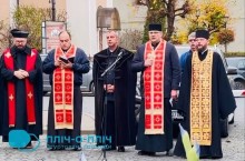 Священики різних церков виконують спільну молитву