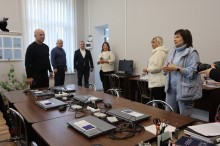 Вадим Філашкін спілкується з педагогами у комп'ютерному класі, на столі лежать ноутбуки.