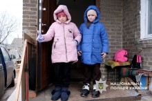 Шестирічна Софійка та восьмирічна Олександра готові до евакуації