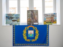 Картини художника на підвіконні та прапор Маріуполя