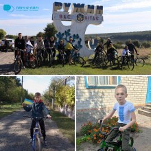 Колаж фото. Спільне фото учасників велопробігу біля стели міста Ружин. На двох фото хлопці на велосипедах.