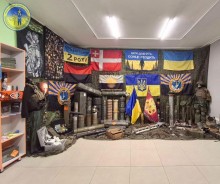 Аматорський музей сучасної війни.Гільзи, тубуси, амуніція, уламки озброєння та багато інших "сувенірів" з фронту.
