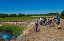 Відпочинок велотуристів біля водойми