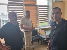Заступник голови Донецької облдержадміністрації Олександр Шевченко розмовляє з повернутими донеччанами